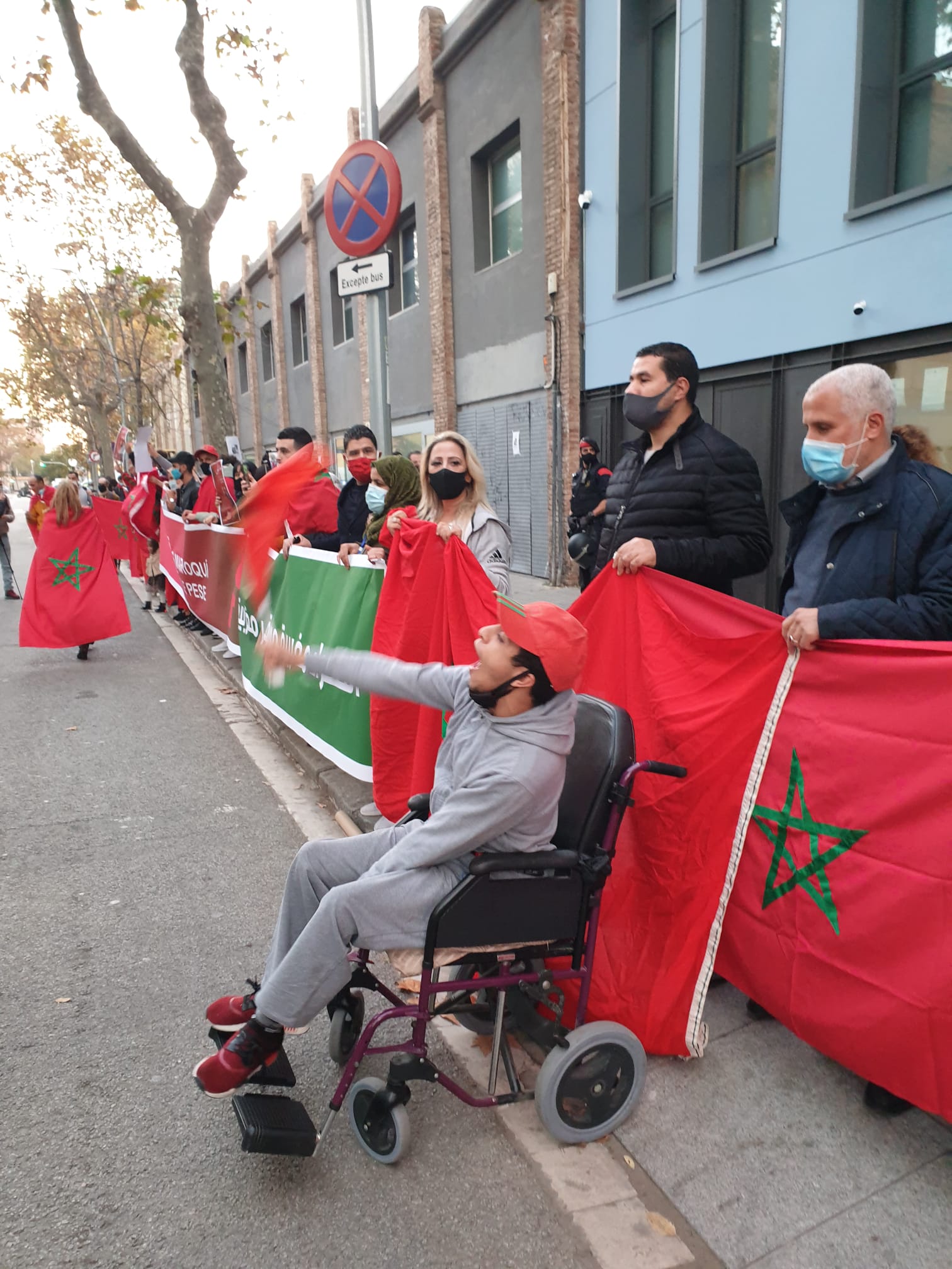 مغاربة إسبانيا يحتجون ببرشلونة تنديدا بالممارسات الإجرامية للبوليساريو